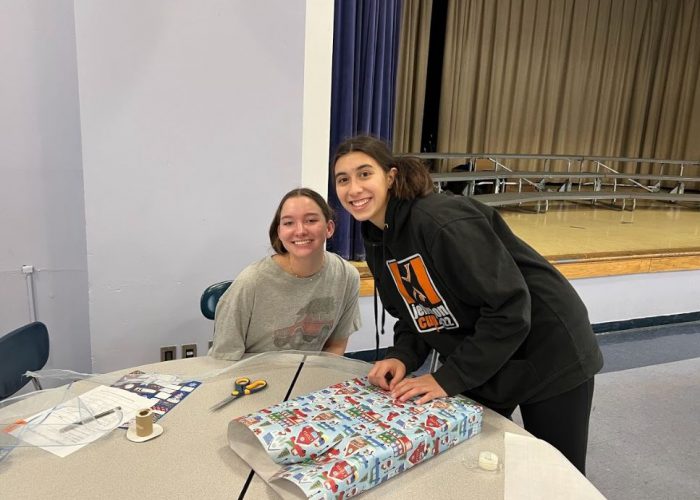 Student Council Holiday Wrapping 2022